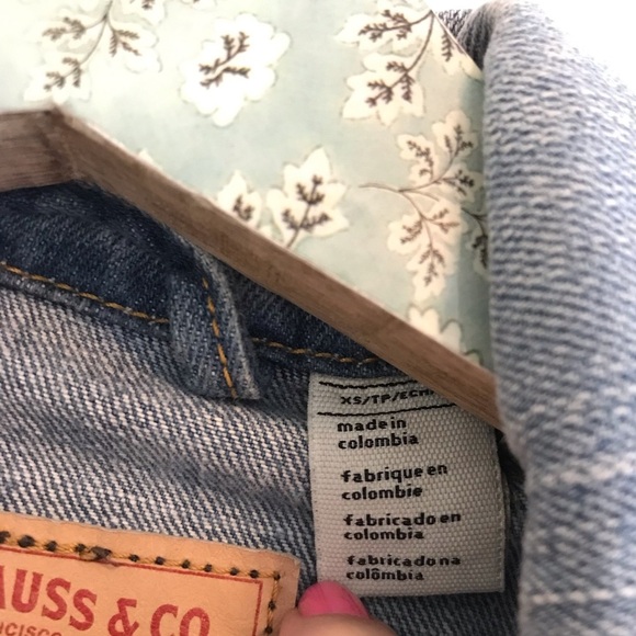 Levi’s Light Wash Denim Vest - Picture 4 of 6